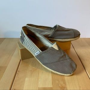 SOLDGrey/white University Stripe Toms